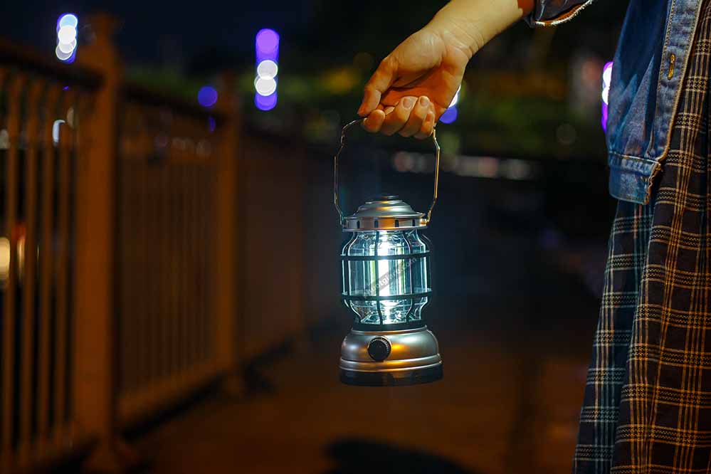 đèn bão LED cắm trại du lịch dùng pin AA