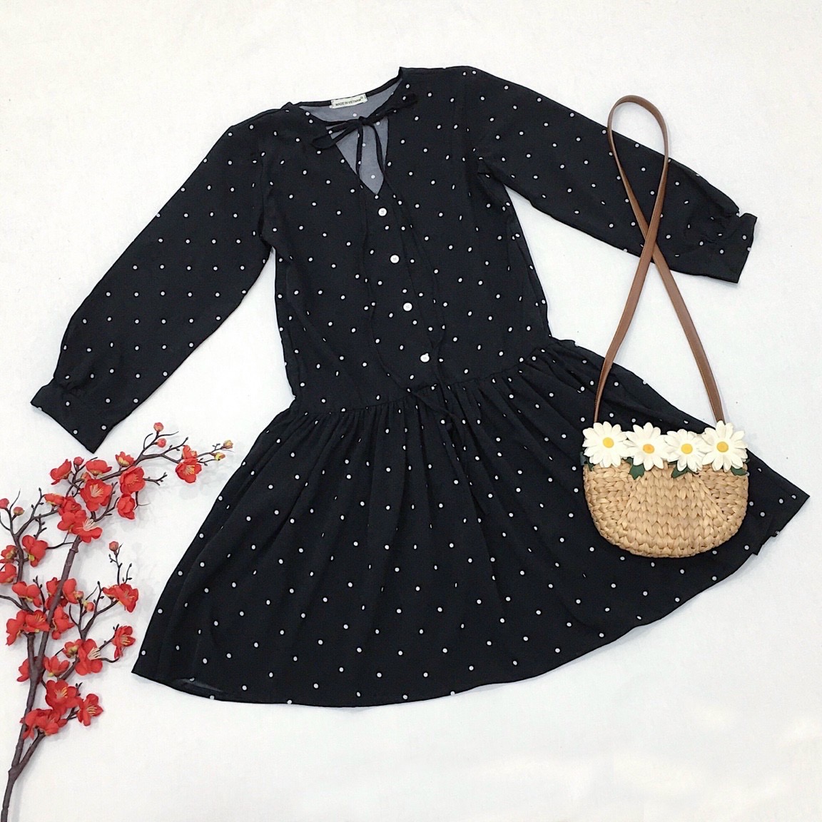 Đầm babydoll bi đen nút trắng