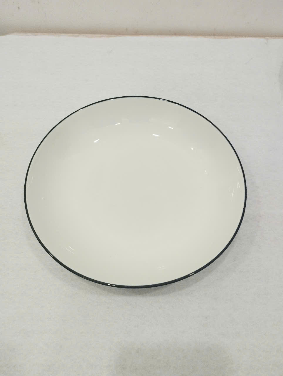 dĩa sứ trắng sọc viền chỉ đen  dĩa sứ trắng nhiều size 15cm , 18cm, 20cm Mua 10 cái tặng 1 cái cùng loại
