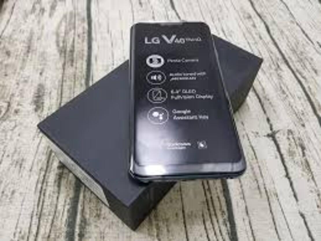 điện thoại LG V40 ThinQ Chính Hãng ram 6G/64G, Màn hình: P-OLED, 6.4", Quad HD+ (2K+) Camera sau: Chính 12 MP & Phụ 12 MP, 16 MP, CPU: Snapdragon 845 8 nhân, cấu hình siêu khủng long, đánh mọi Game PUBG/Liên Quân/Free Fire siêu mượt