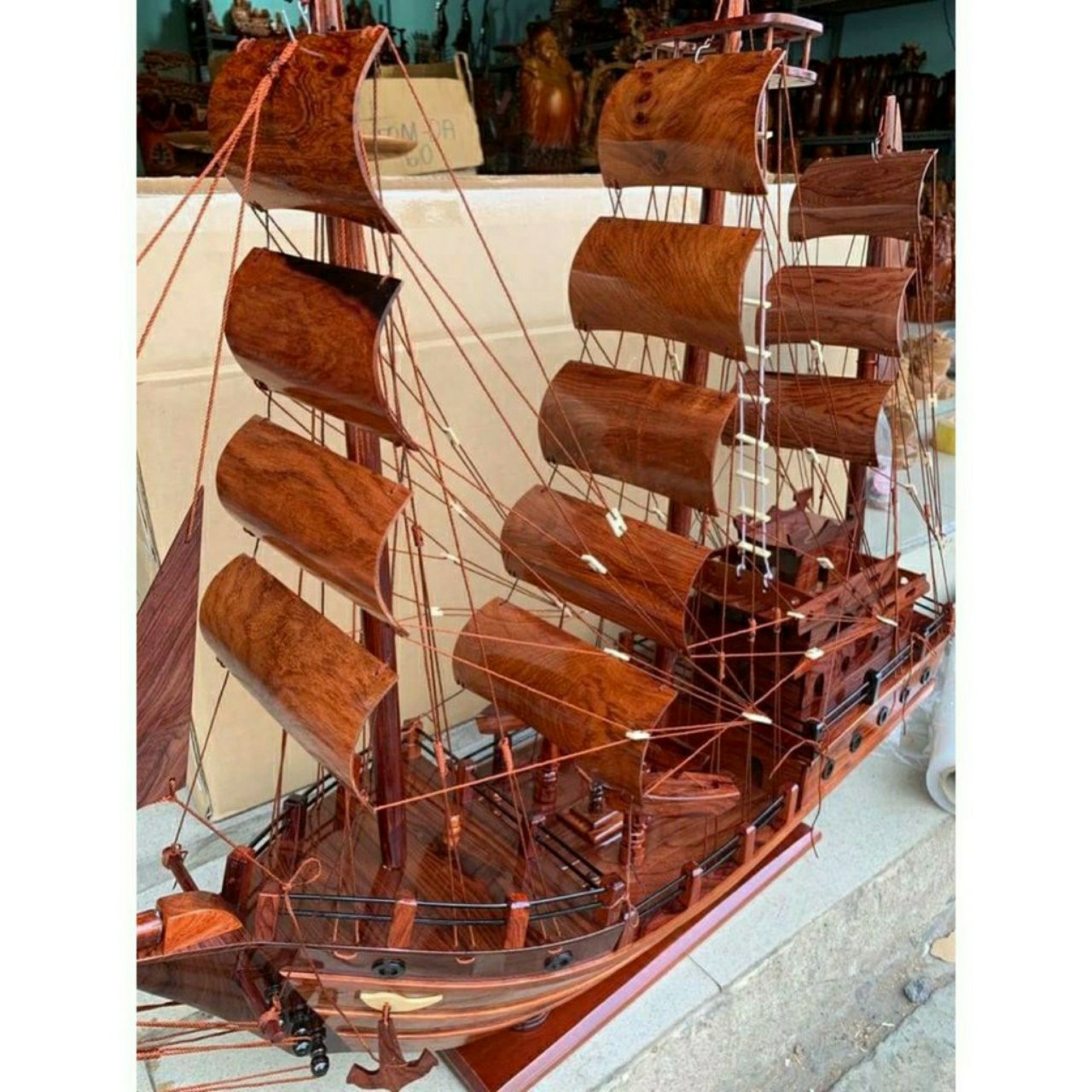 Thuyền gỗ hương - thuận buồm xuôi gió