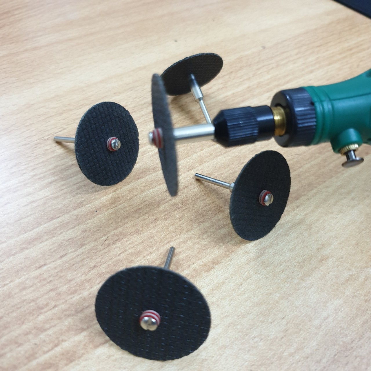 5 đá cắt kim loại mini chân cán 2mm hoặc 3mm (5 đĩa cắt dây dây gai + 5 trục gắn đĩa cắt chân cán 3ly) lưỡi cắt sắt mini