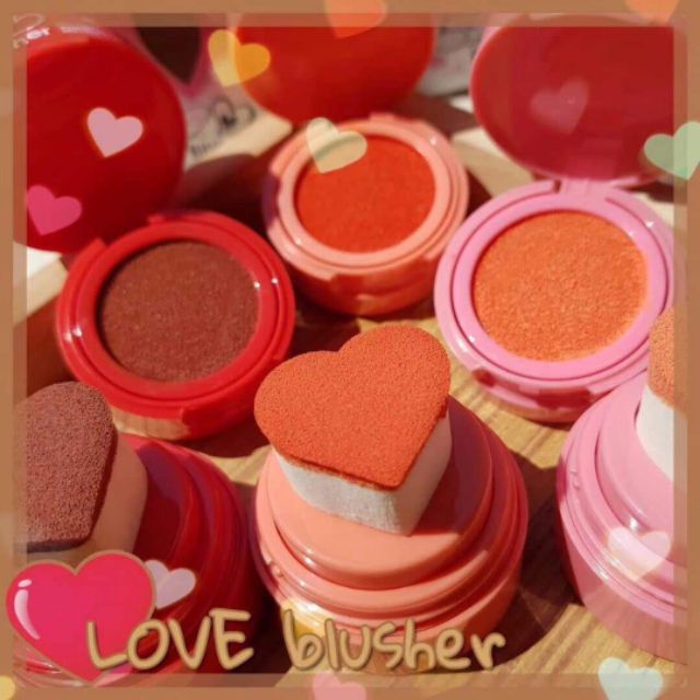 MÁ HỒNG CUSHION HÌNH TRÁI TIM I HEART STAMP BLUSHER   Thiết kế đáng yêu và độc đáo với phần lõi cushion riêng, phần mút hình tim riêng cực sạch sẽ và tiện dụng.