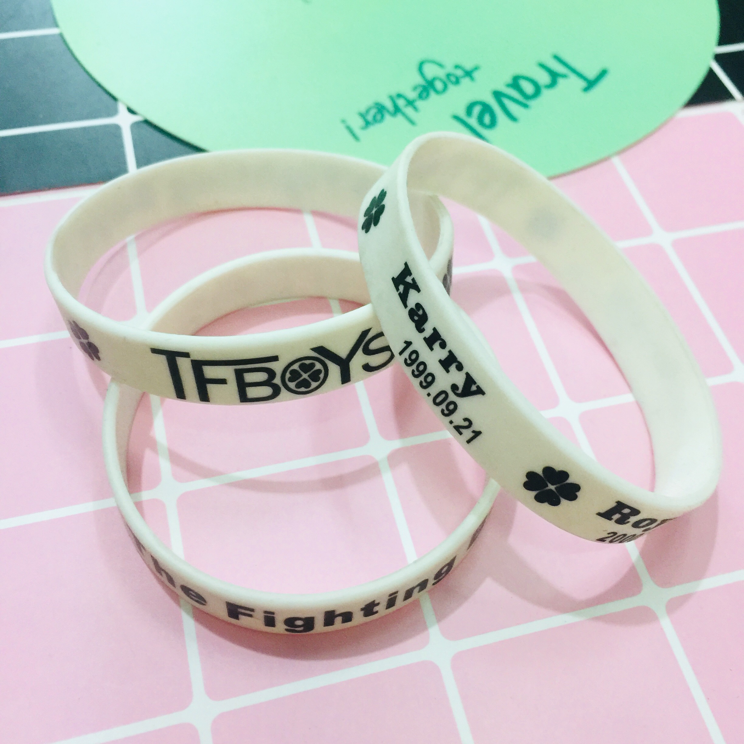 VÒNG TAY TFBOYS 2-5 cai. LẮC TAY CAO SU TFBOYS