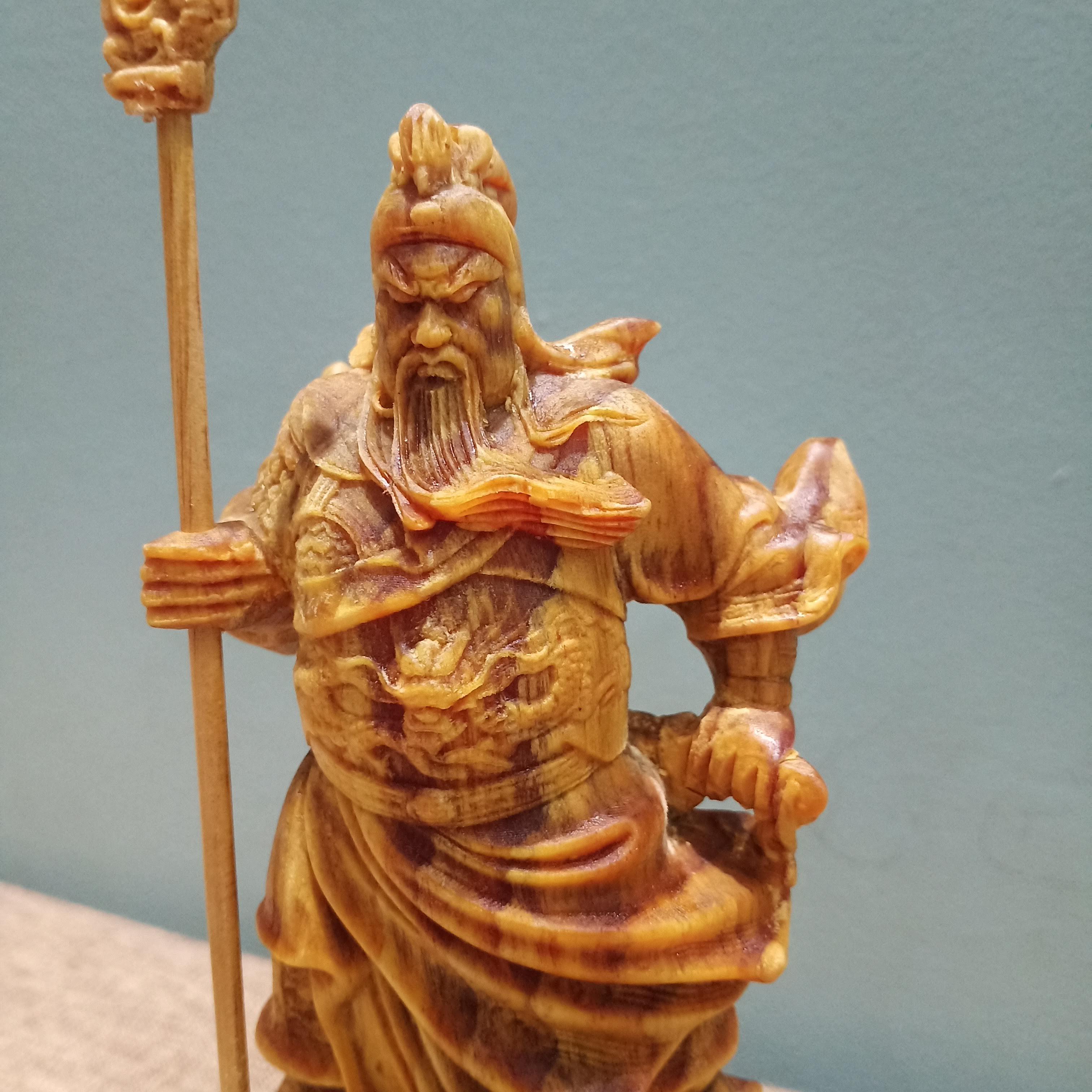 Tượng Quan Công gỗ huyết long cao 20 cm