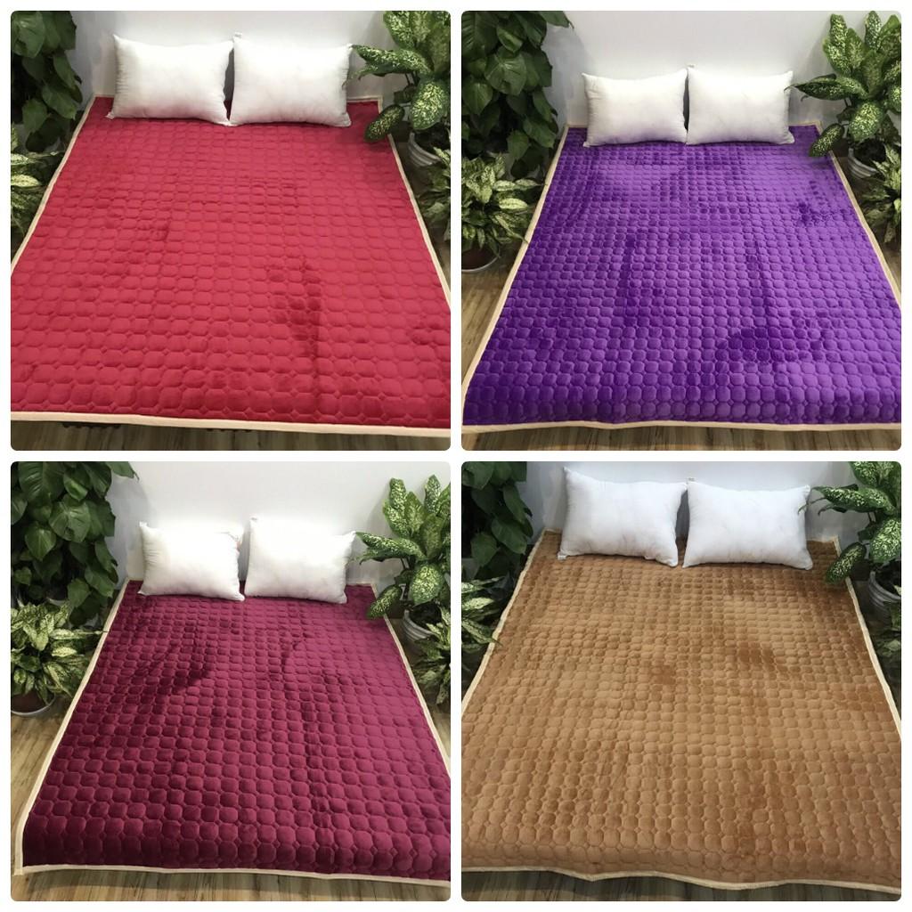 Bộ thảm nỉ nhung trải giường 1 màu 3 lớp cao cấp có đế chống trơn trượt với chất liệu cao cấp, với lớp nhung mềm mượt, không bị phai màu hay xù lông sau thời gian dài sử dụng, Thảm có 2 kích cỡ 1,6x2m và 1,8x2m để lựa chọn