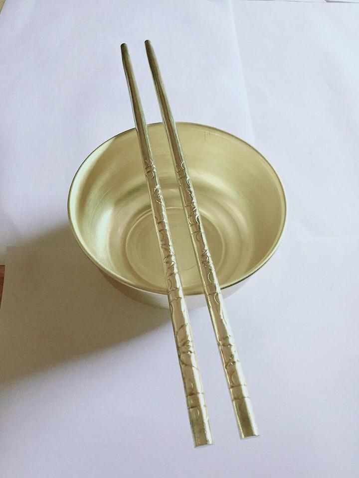 đôi bát đũa chất liệu đồng trong phong thủy thờ cúng