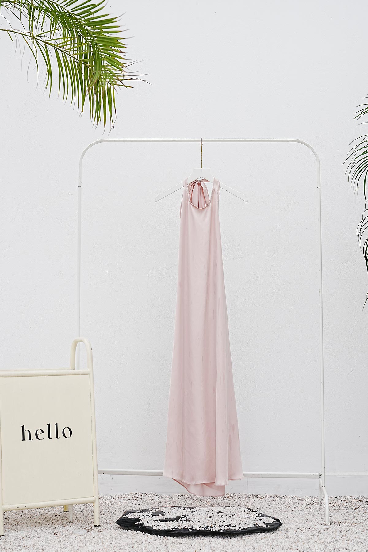 Đầm Maxi VIENTRAN Cổ Nơ Chun Eo VIENTRAN O63M22H001