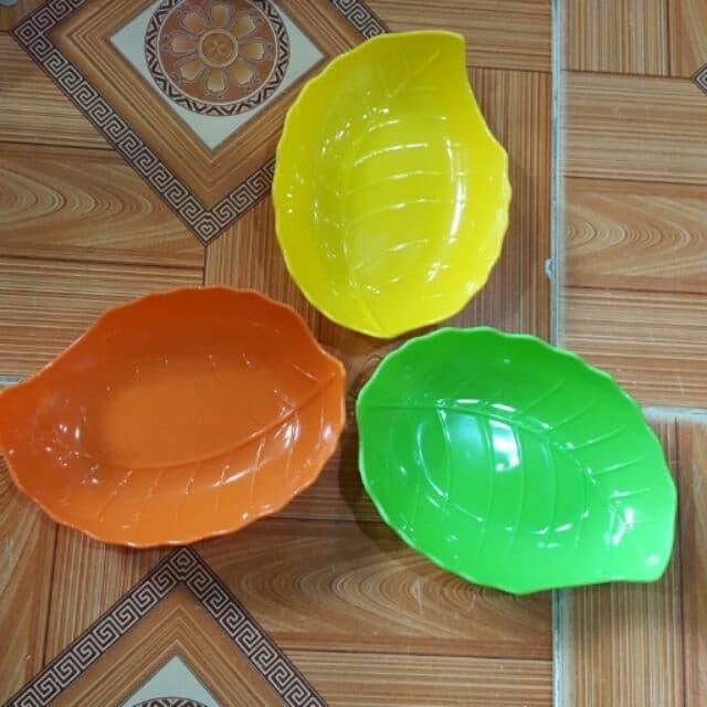 Set 2 đĩa hình chiếc lá bằng nhựa  đựng hoa quả