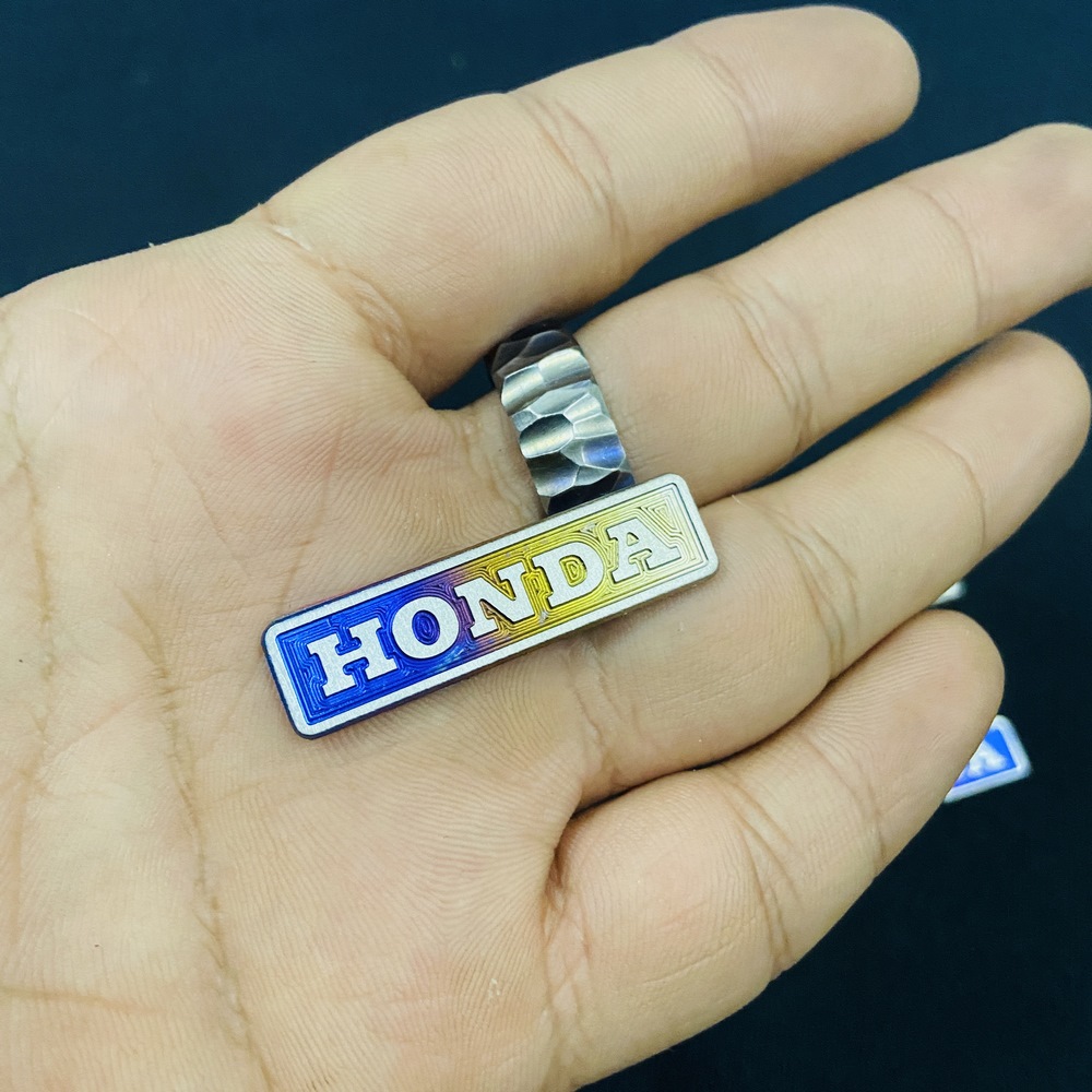[HCM]TEM DÁN TRANG TRÍ XETEM DÁN XE SIÊU HOT TITAN LOGO CHỮ XE HONDA 3D (PHẢI NGÓ NHÌN)