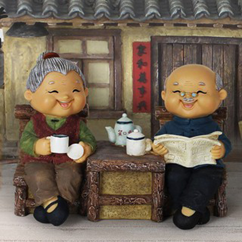 Tượng ông bà hạnh phúc - Đọc báo uống trà