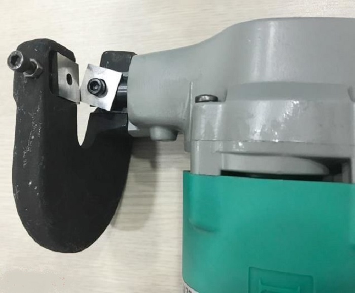 Máy cắt tôn dca ajj32 620w