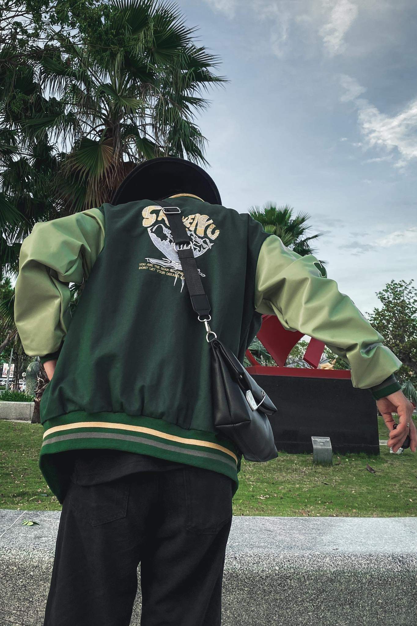 Áo Khoác Bomber Varsity Kaki Xanh Lá Phối Tay Da Hình Thêu Unisex Nam Nữ