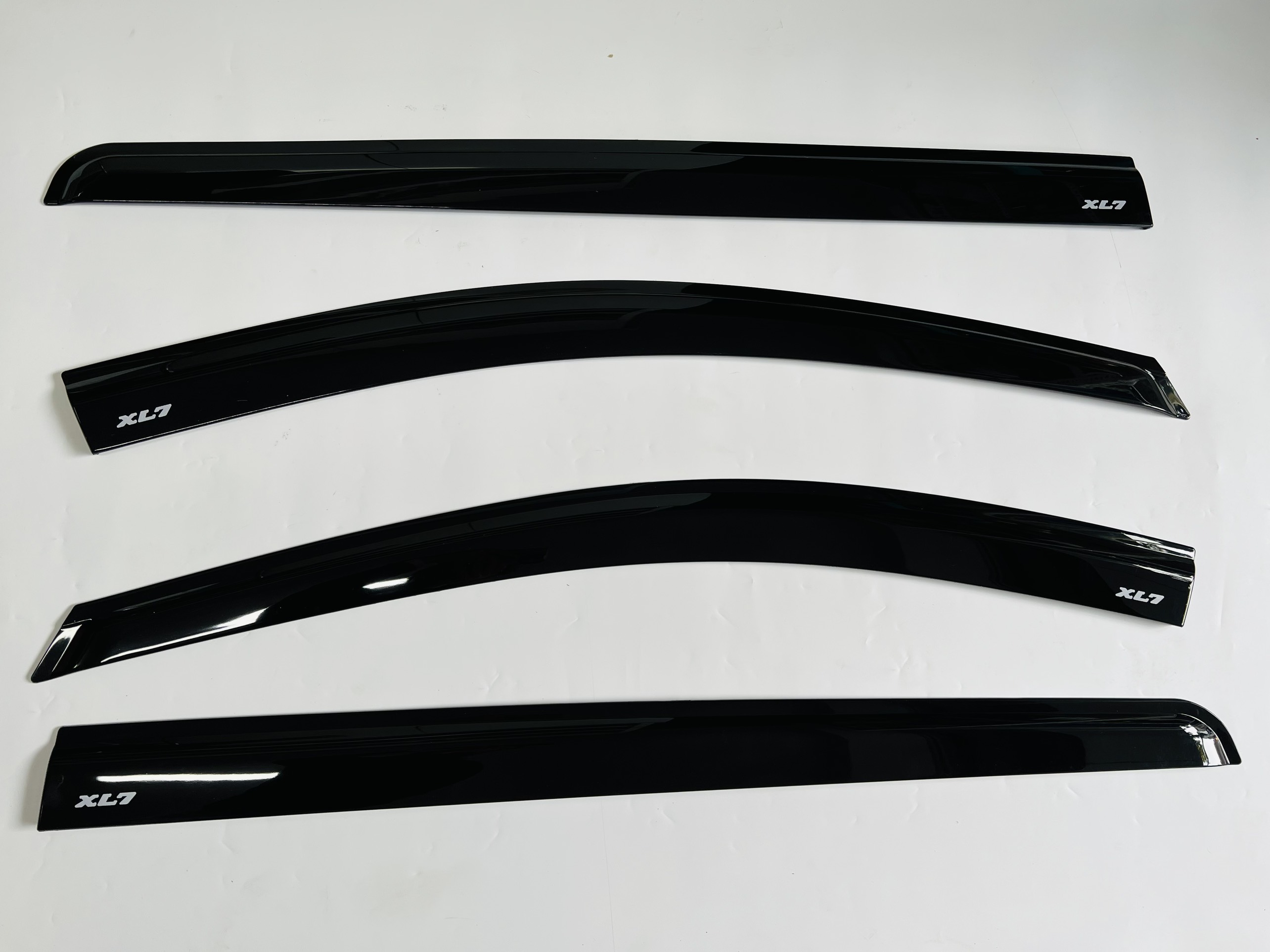 Vè che mưa dành cho Suzuki XL7 đen Thái