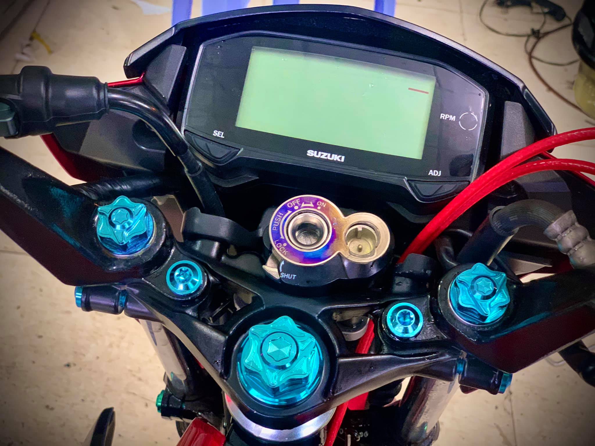 ốc gr5,Combo bộ 5 con ốc chán 3 rider-satria..( bộ 3 con ốc chán 3 và 2 con ốc trụ)
