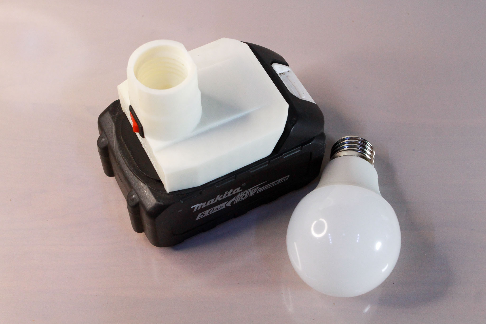 Đế đèn led thắp sáng dùng pin Makita 18v