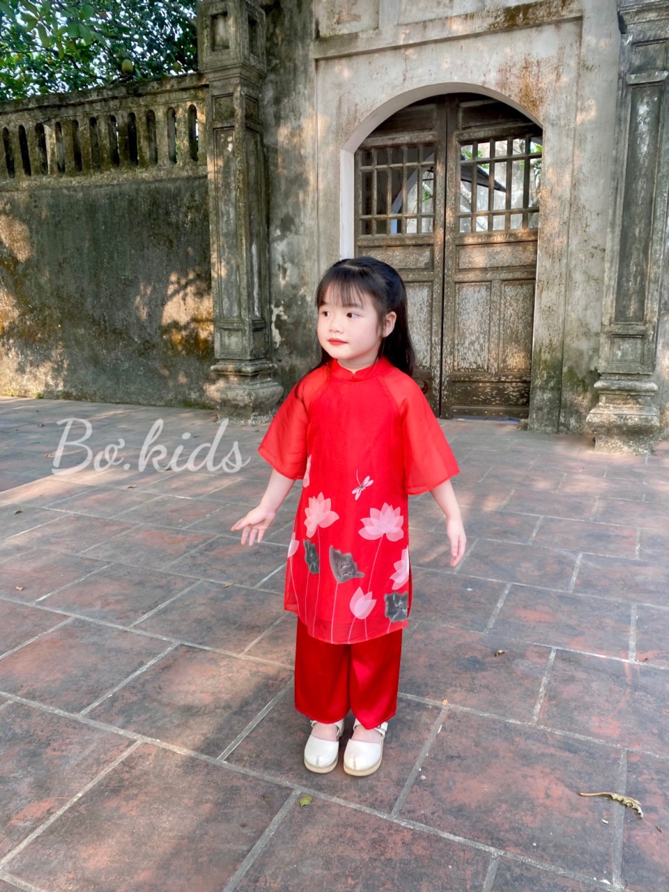 Áo dài bé gái hoa sen siêu xinh