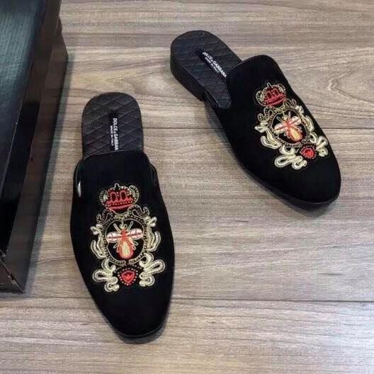 Sục da lộn thêu ong hoa đỏ nam
