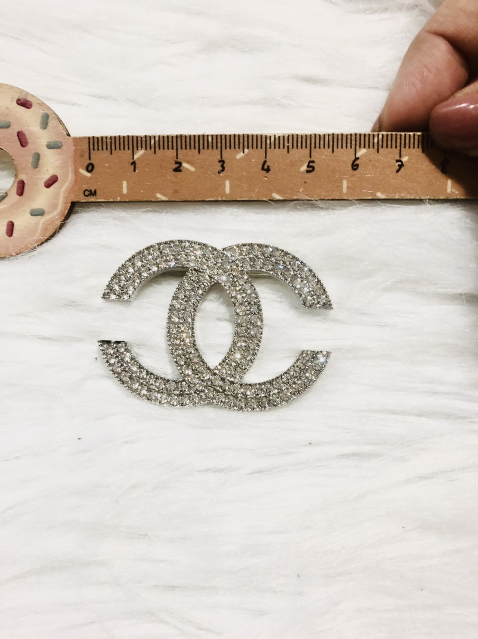 [HCM]Cài áo logo full đá trắng. KT 4 x 5cm