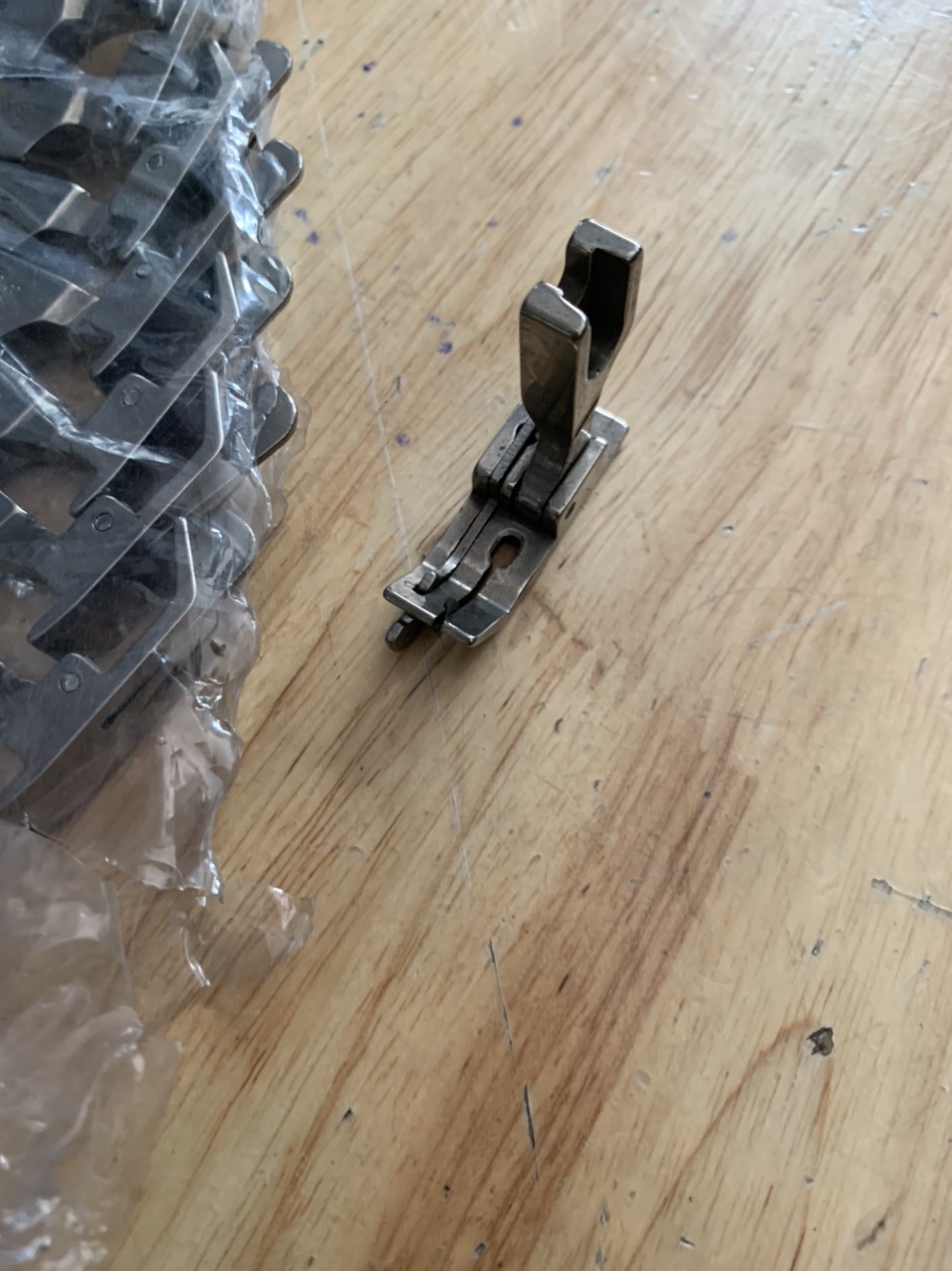 Chân vịt diễu mí SP18 sử dụng cho máy may 1 kim công nghiệp