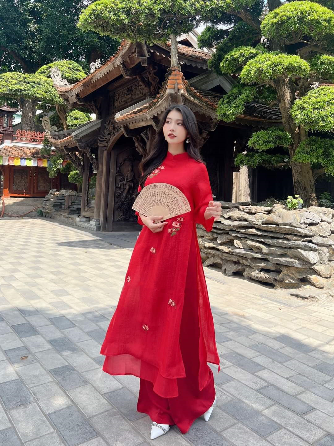 Áo dài cách tân nữ 4 tà dáng suông thêu hoa màu Đỏ, Áo dài truyền thống Nhã Vân màu Đỏ mặc Lễ Tết Cưới