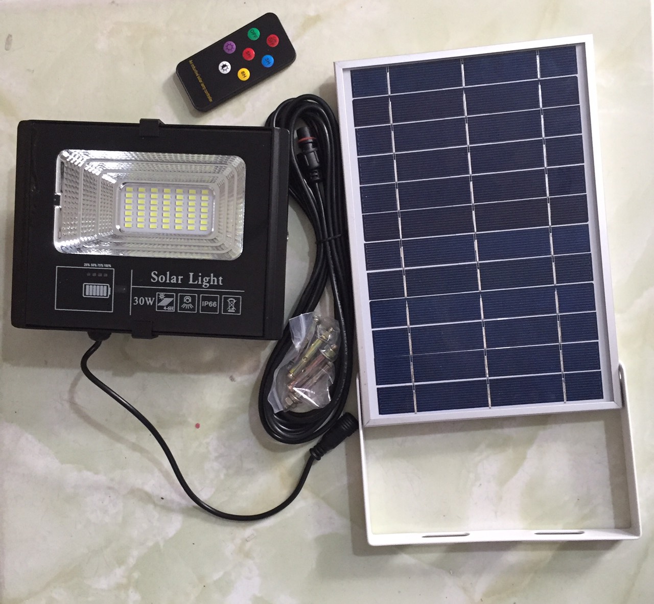 [HCM]Đèn pha năng lượng mặt trời 30W