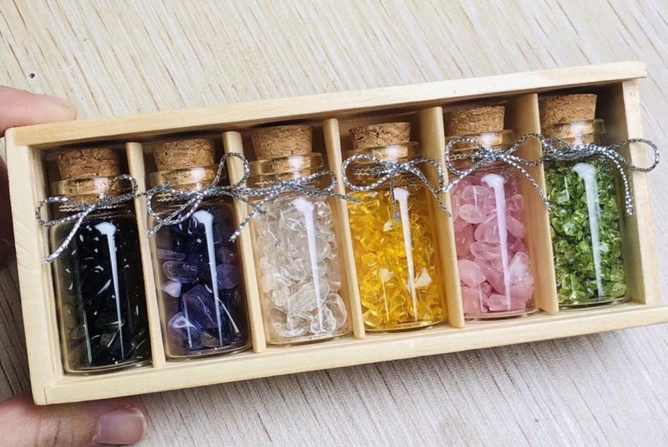 Bộ sản phẩm set 6 lọ đựng đá thạch anh vụn phong thủy gồm 6 màu trang trí bàn làm việc, bàn học may mắn tài lộc