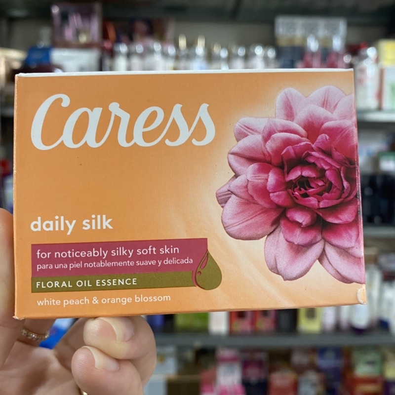 Xà bông cục Caress Daily Silk Floral Oil Essence 106g