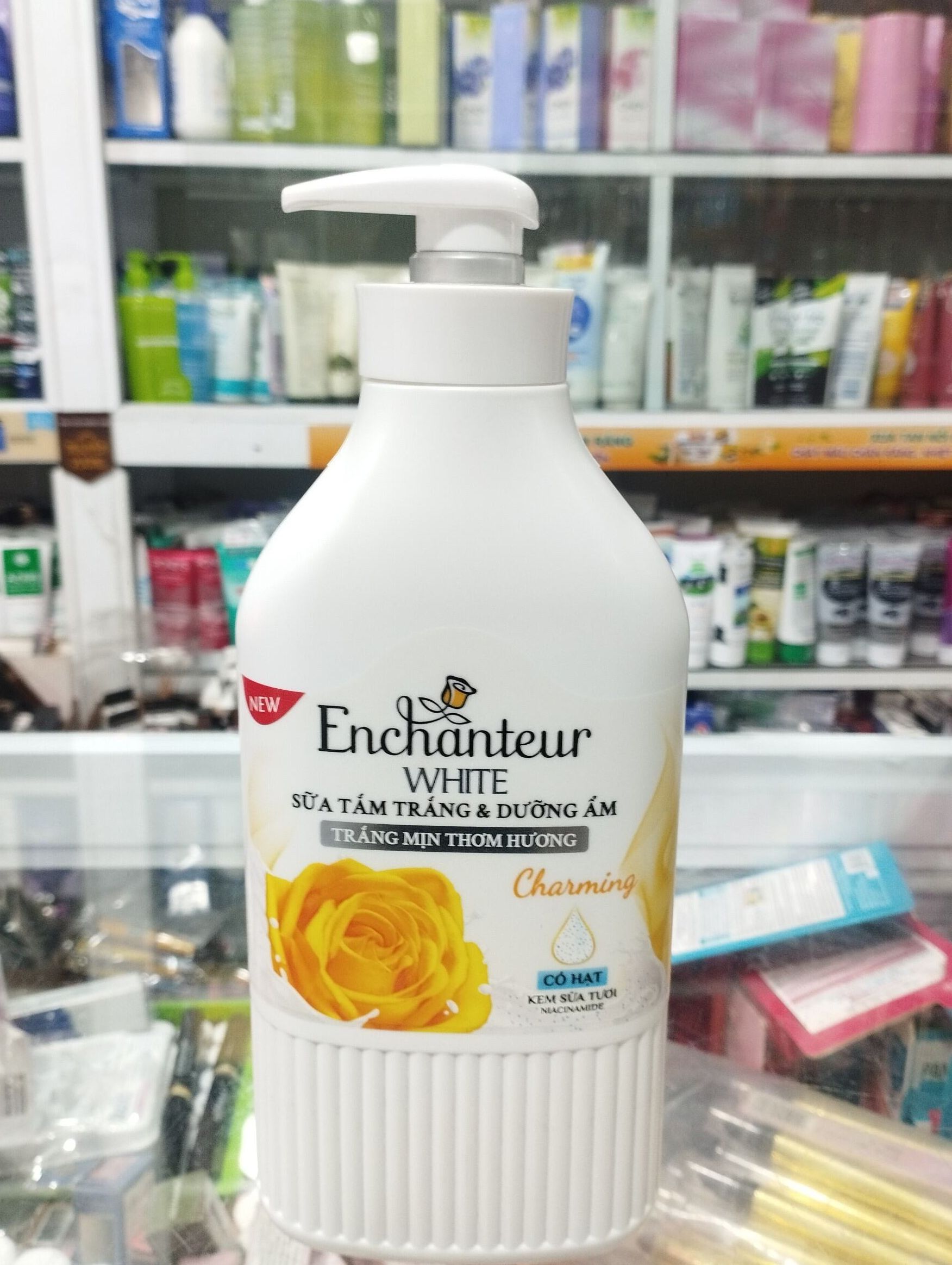 (VÀNG)SỮA TẮM ENCHANTEUR CÓ HẠT 650G