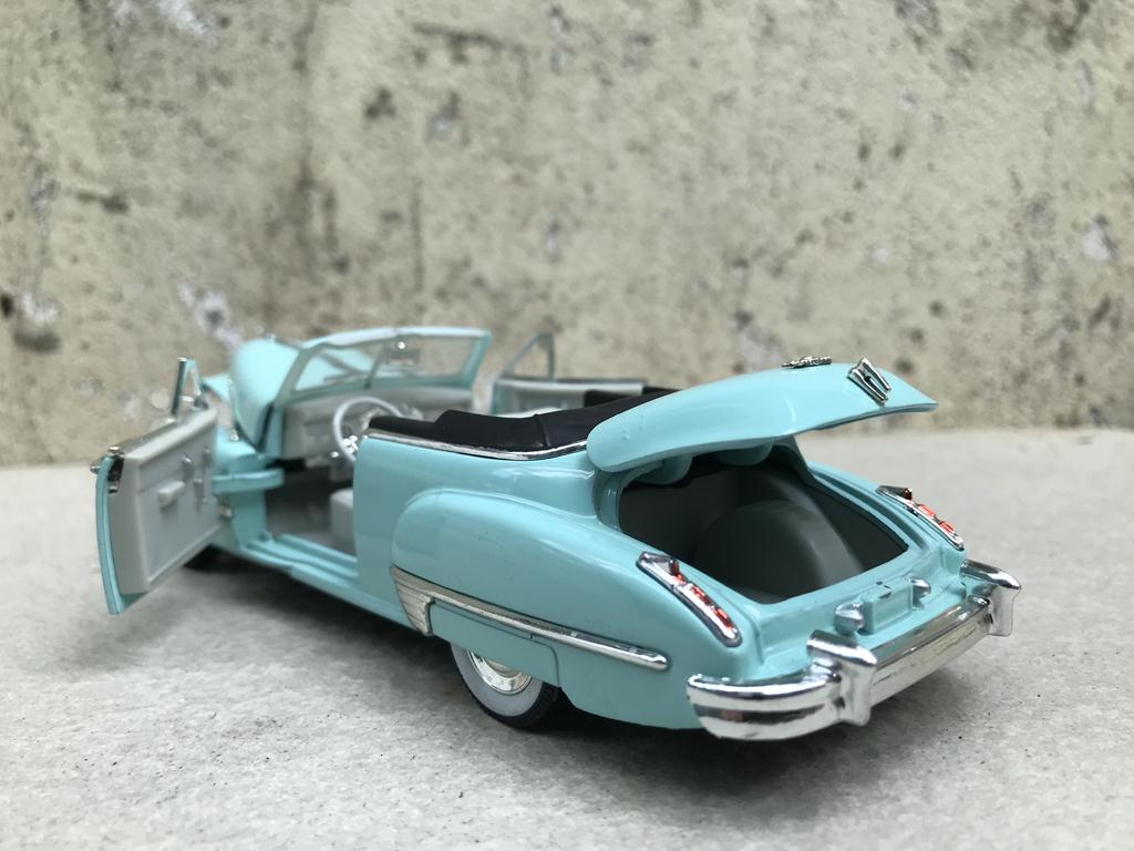 Mô hình xe cổ Cadillac Series 62 1947 - 1:32