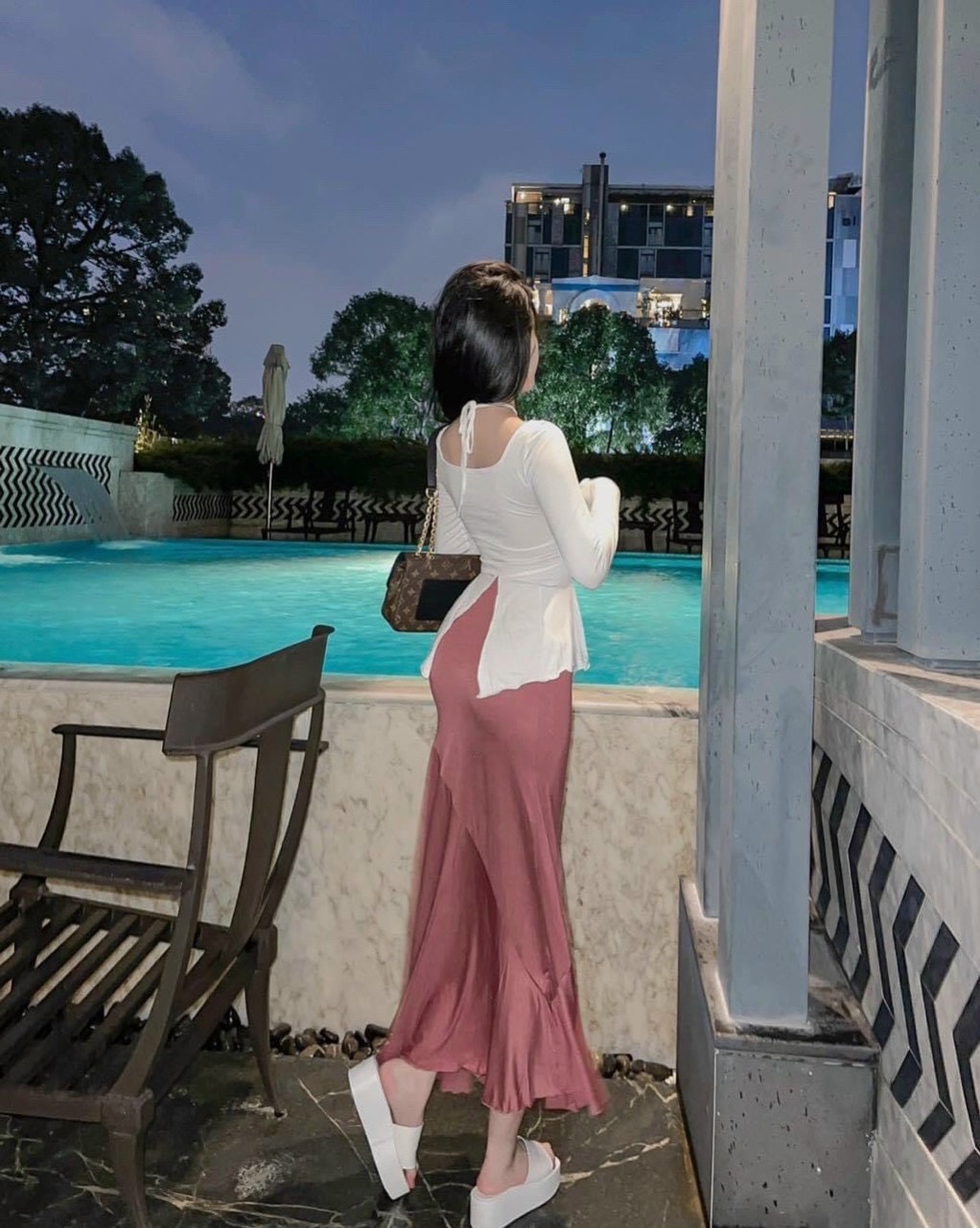 Áo kiểu đuôi cá vạt nhọn rút dây