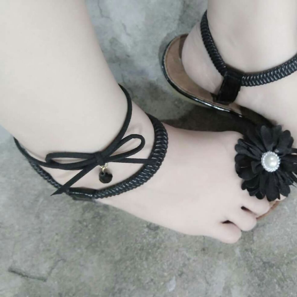 Vòng chocker chân hình nơ kèm hạt đen (ảnh thật)
