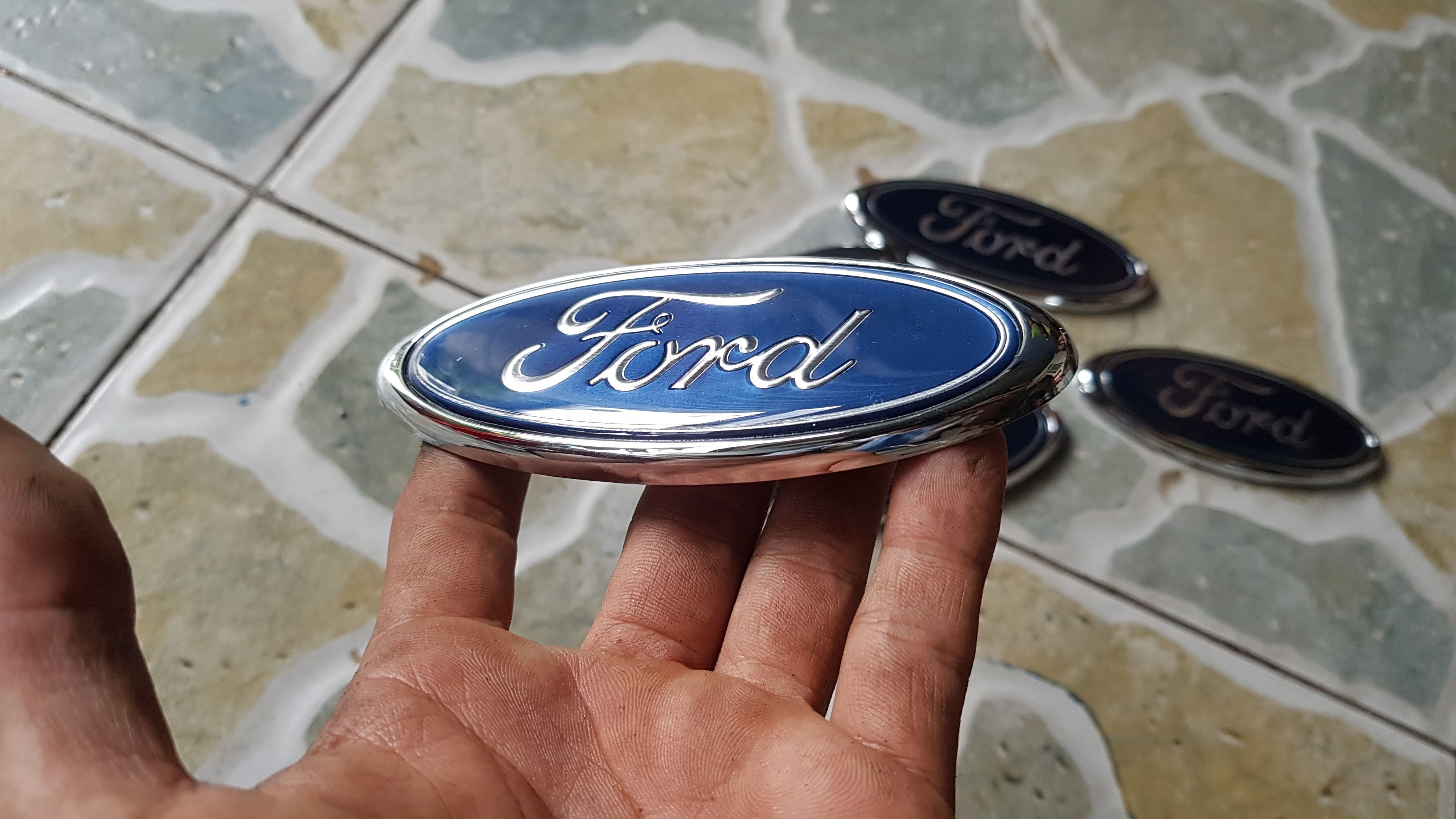LOGO cốp sau ford laser