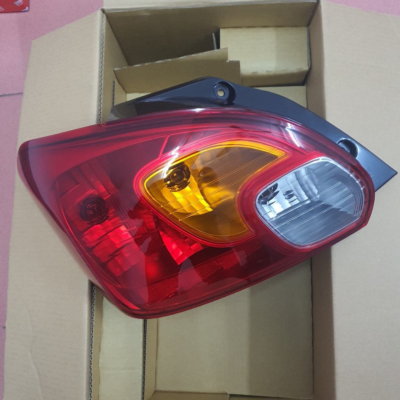 Đèn hậu Mitsubishi Mirage (bán theo vế )