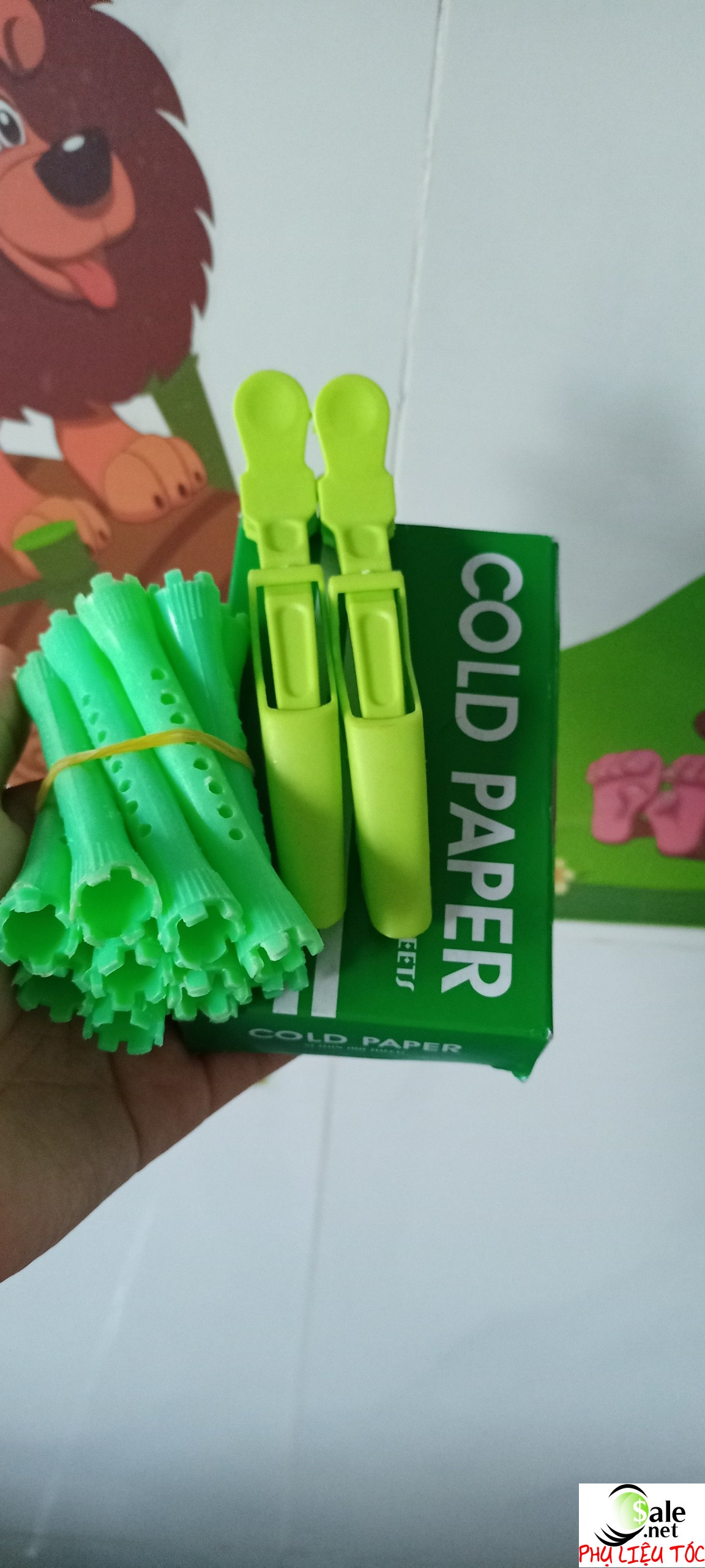 Bộ dụng cụ nhuộm tóc gồm có 10 trục uốn tóc, 2 kẹp cá sấu và giấy uốn lạnh