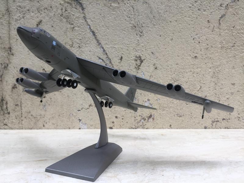 [Hcm]B-52 Bomber Model 1:200
