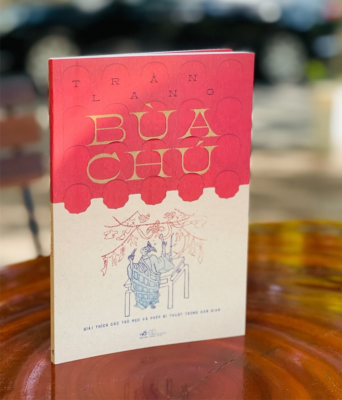 Sách bùa chú giải thích các trò mẹo và phép bí thuật trong dân gian – trần lang
