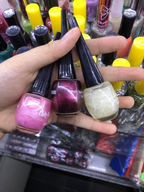 Sơn móng tay nhiều màu