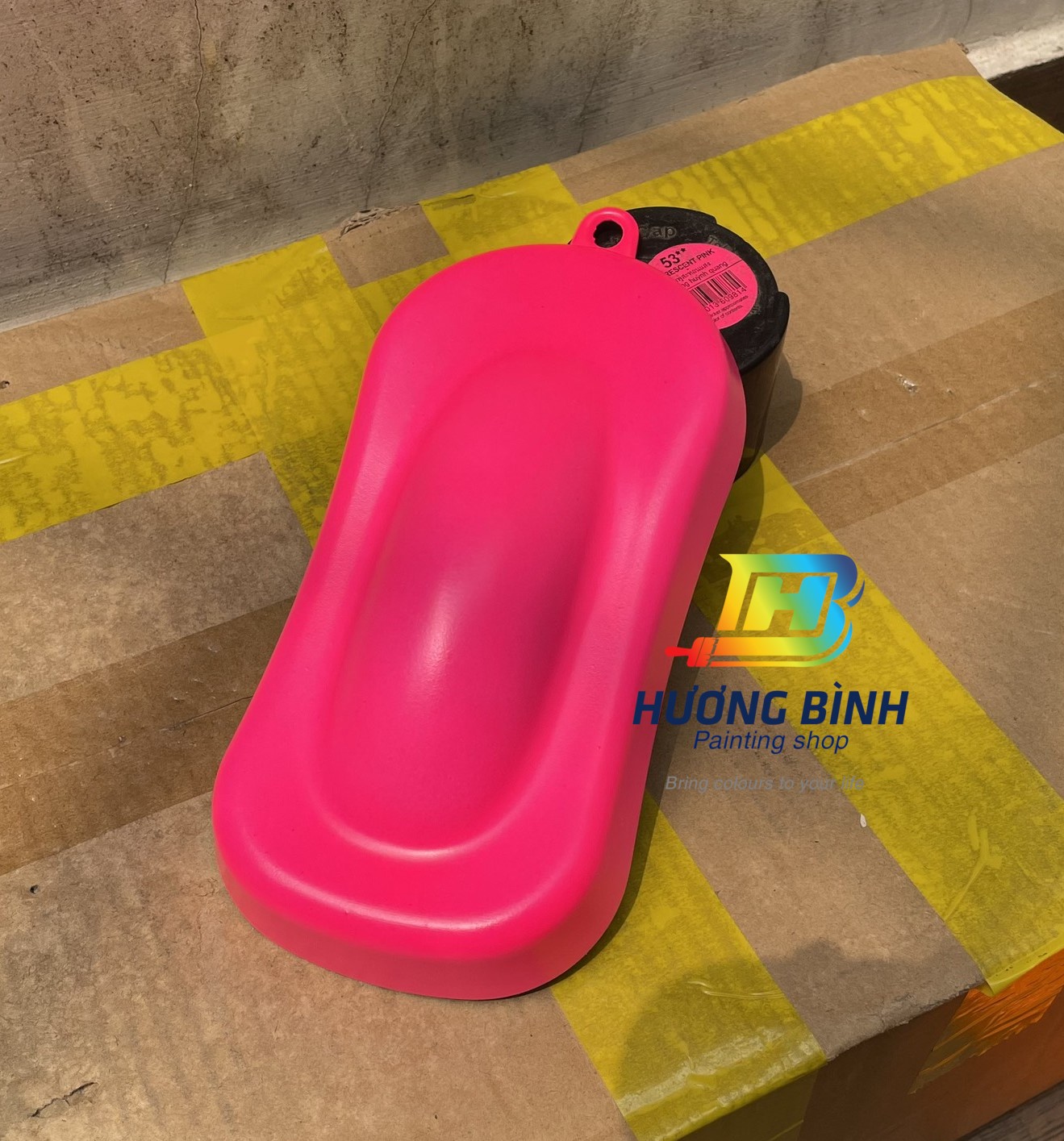 Sơn xịt Samurai màu Hồng Huỳnh Quang - 53 (cần sử dụng cùng nền màu Trắng - UC1002)