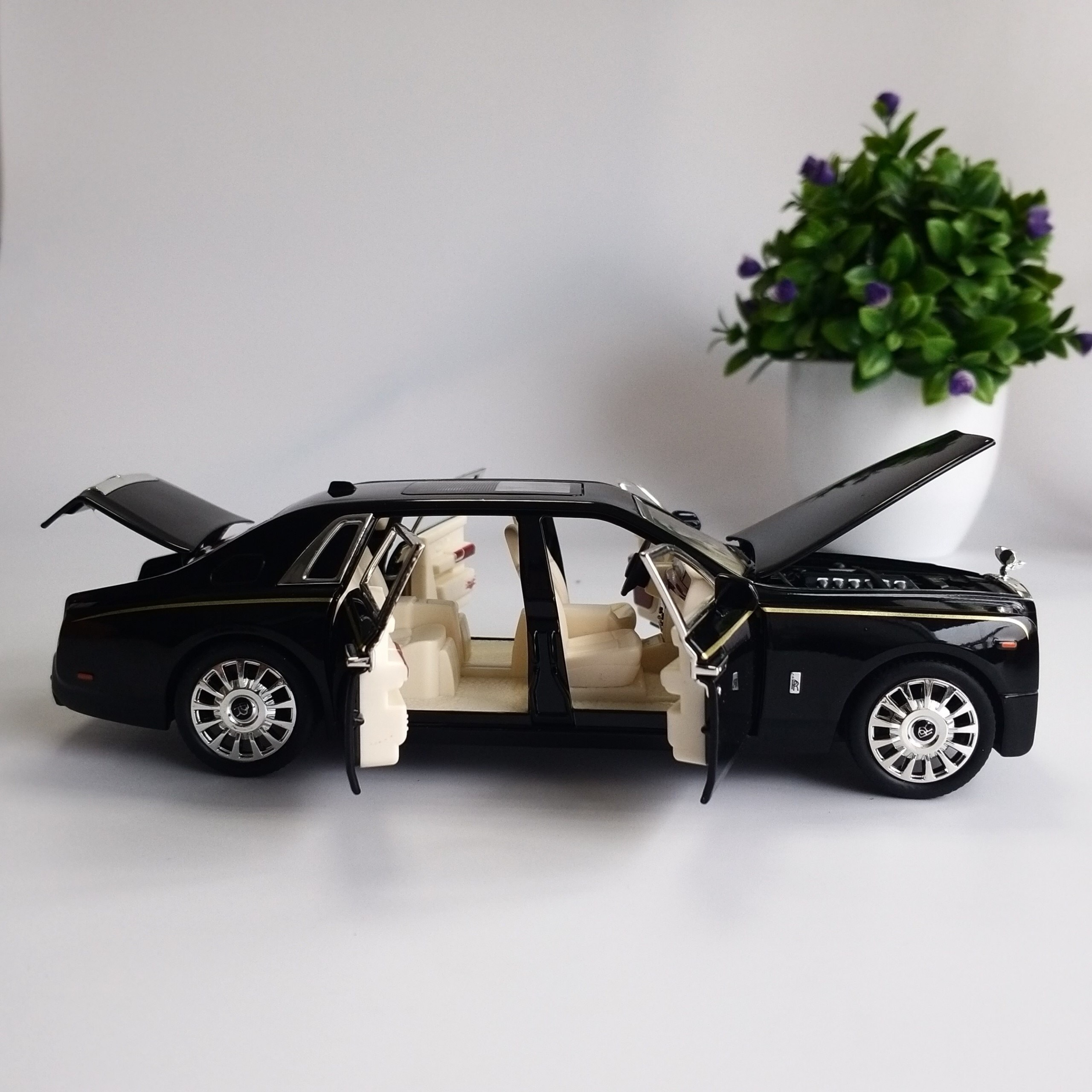XE MÔ HÌNH Ô TÔ ROLLS ROYCE PHANTOM VIII BẰNG SẮT CAO CẤP