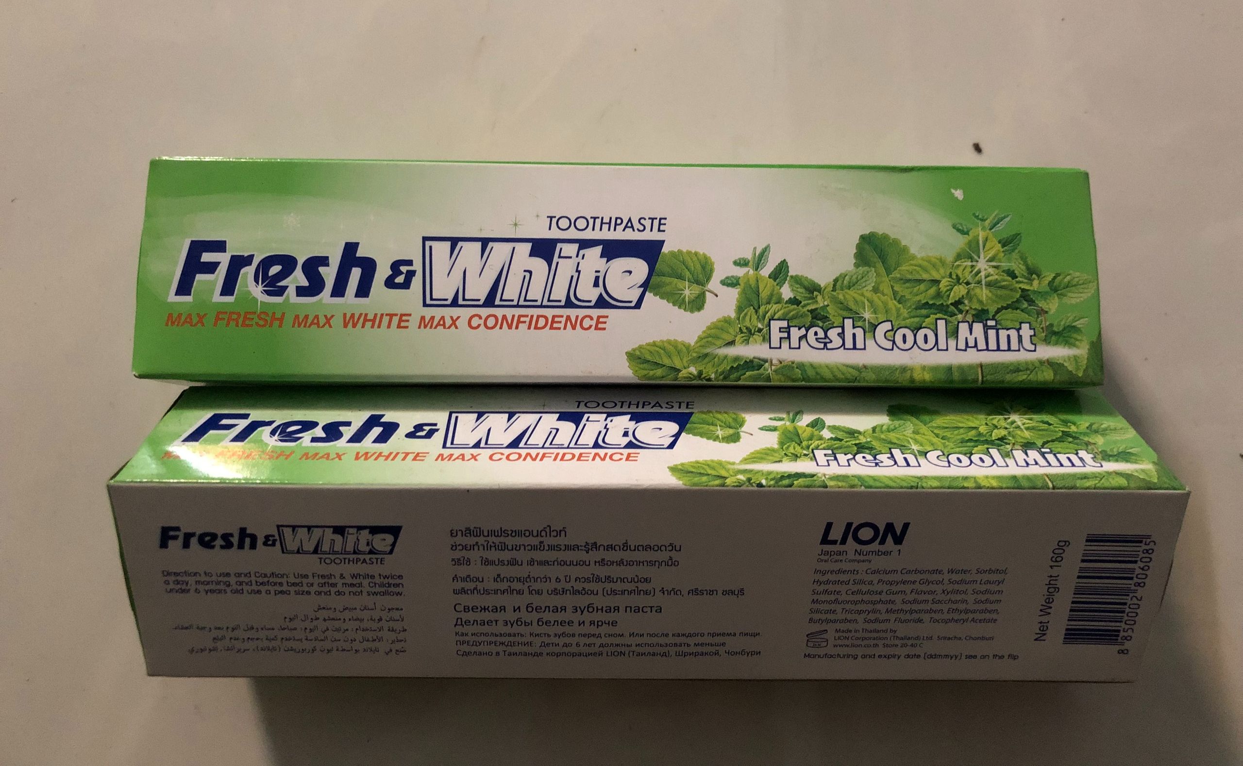 Kem Đánh Răng Fresh & White Mint Đen Chai Nhựa 160g - Ngừa Mùi Hơi Thở & Sâu Răng