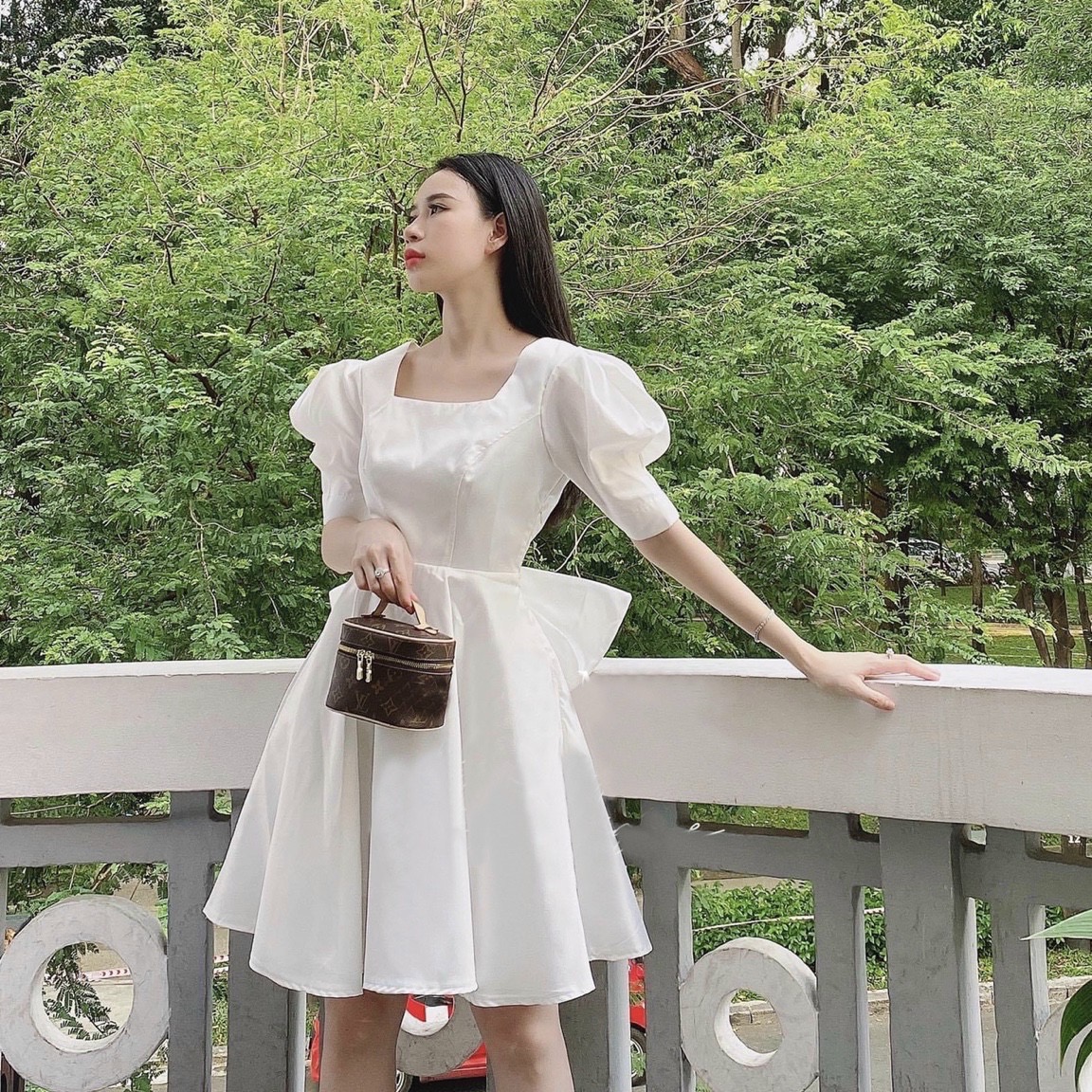 Đầm trắng cổ vuông nơ sau