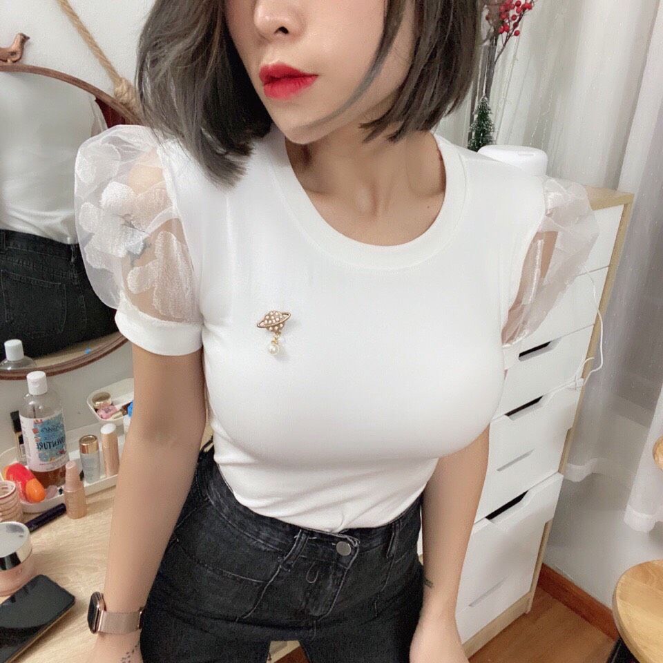 Áo thun tay phồng ren cổ tròn cài ngọc