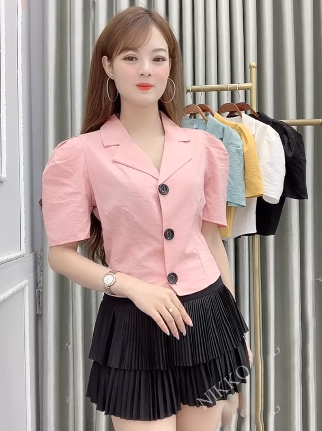 Áo croptop cổ vest phối nút