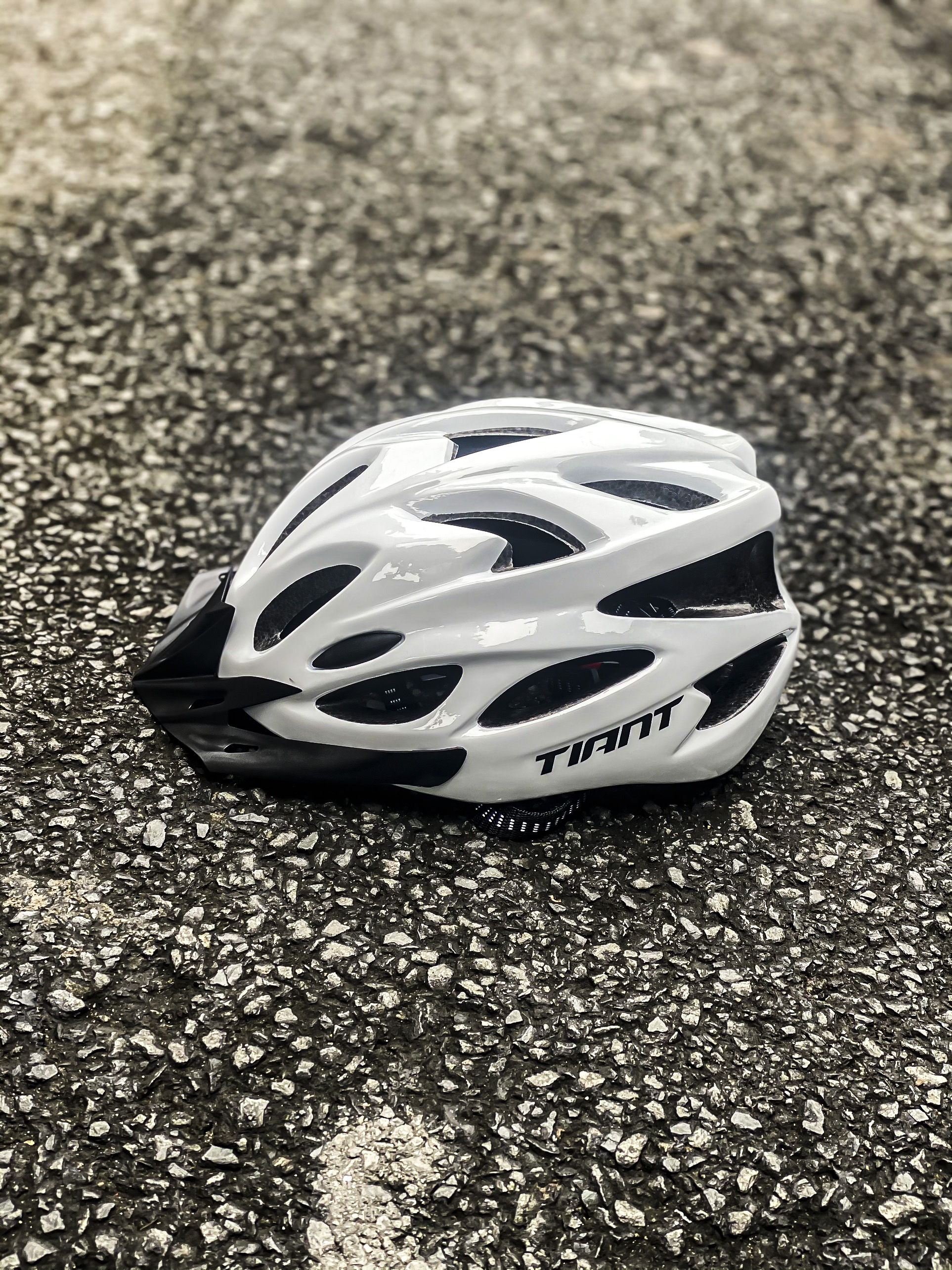 Nón thể thao TIANT D08 màu trắng bóng có kèm lươi trai chính hãng