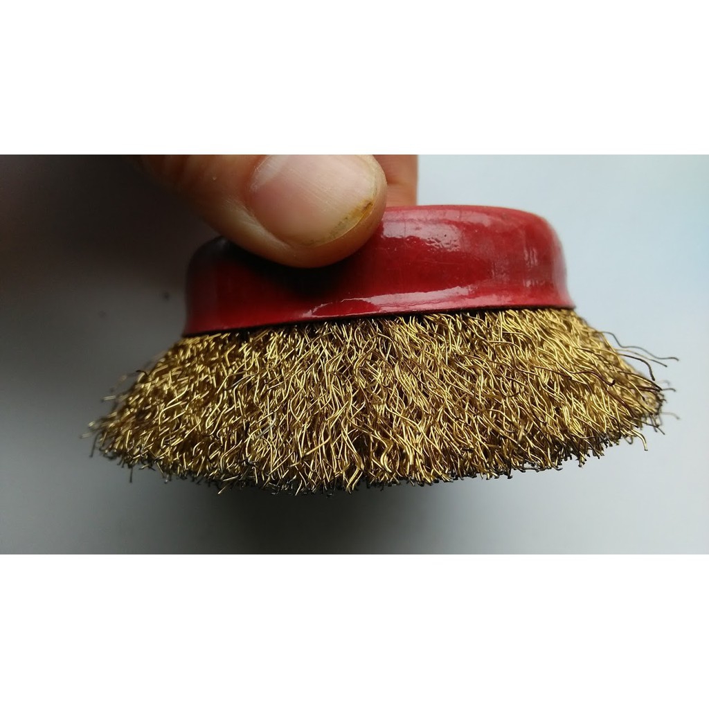 2  chiếc chổi đánh rỉ sắt máy cầm tay