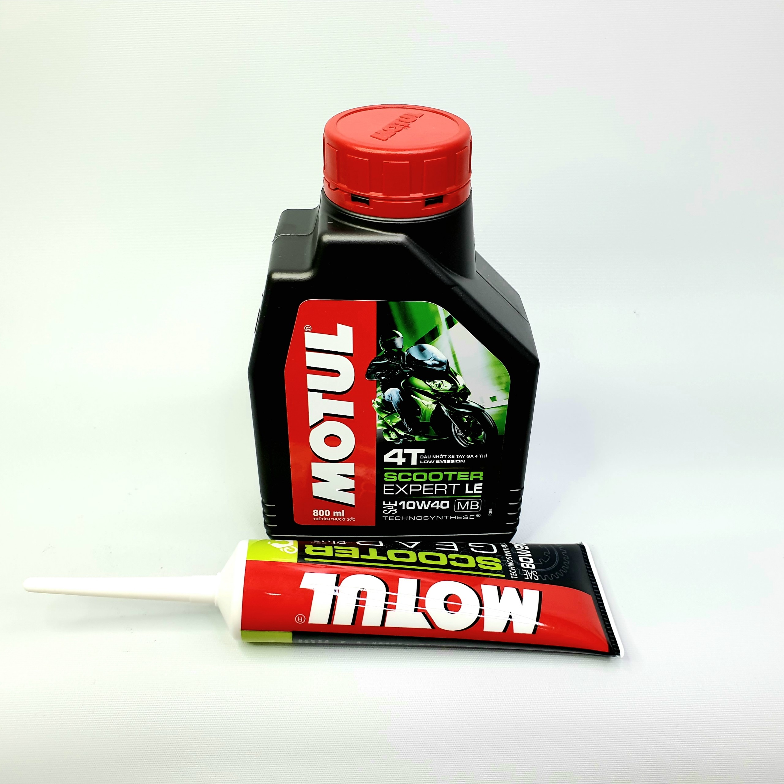[HCM][TẶNG NHỚT HỘP SỐ XE TAY GA] MOTUL Scooter Expert LE 10W40 800ml t+nhớt hộp số Motul Gear