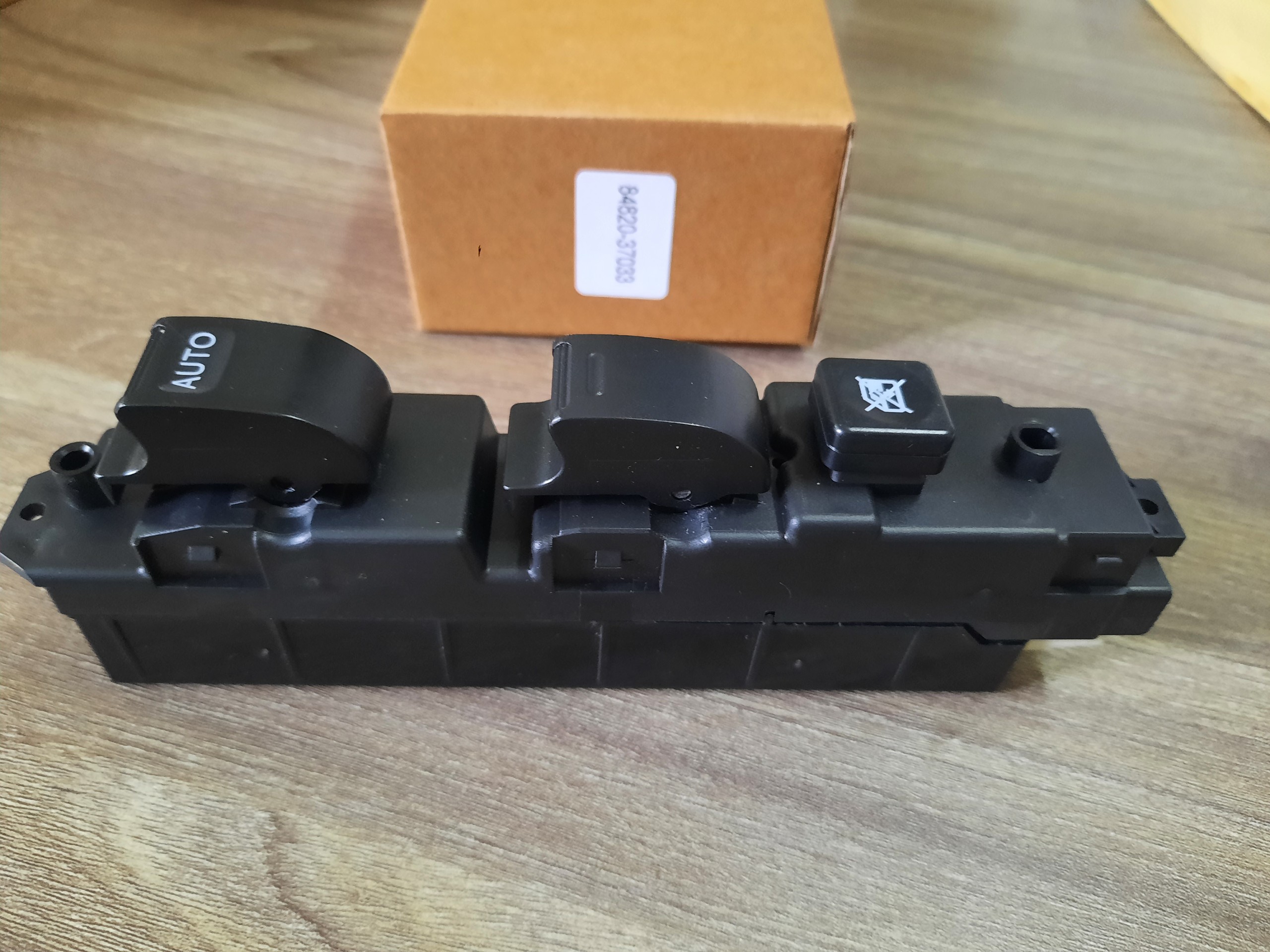 84820-37033 công tắc lên xuống kính bên tài xe tải hino 300 xzu