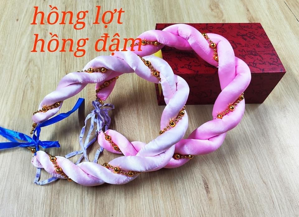 Mấn đội đầu cho bé và mẹ phối cùng áo dài