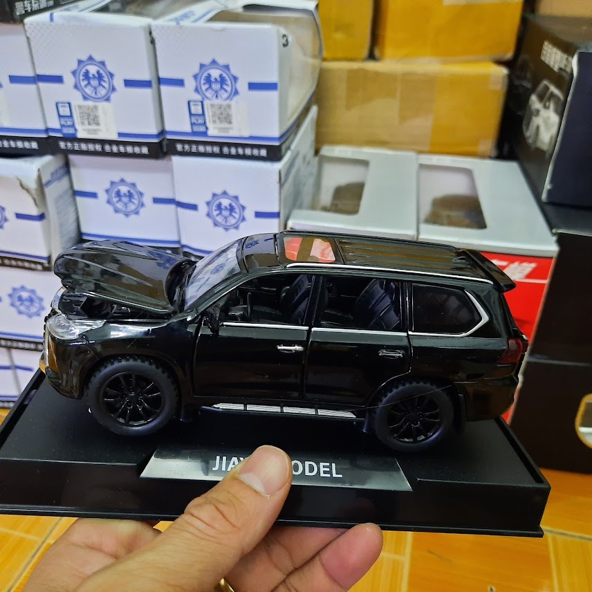 Mô hình Xe ô tô Lexus LX570 tỉ lệ 1:32 màu đen mô hình bằng sắt mở các cửa có âm thanh và đèn
